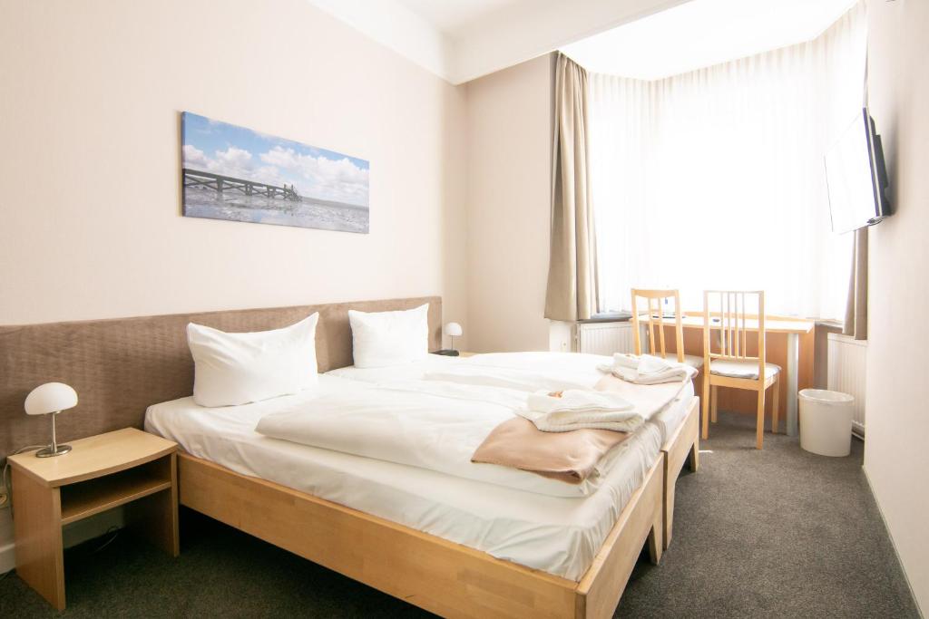Postel nebo postele na pokoji v ubytování Nordsee-Hotel Hinrichsen