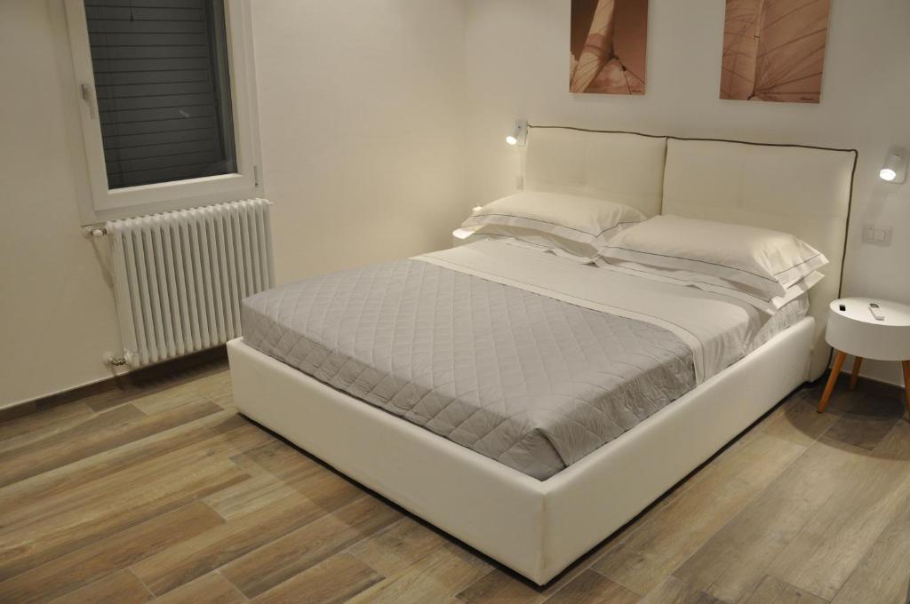 Posteľ alebo postele v izbe v ubytovaní Luxury 2 Apartments Cervia with Swimming Pool