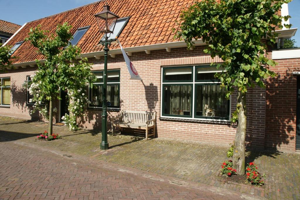 a street light in front of a brick building at Appartement de Gouw in Noordgouwe