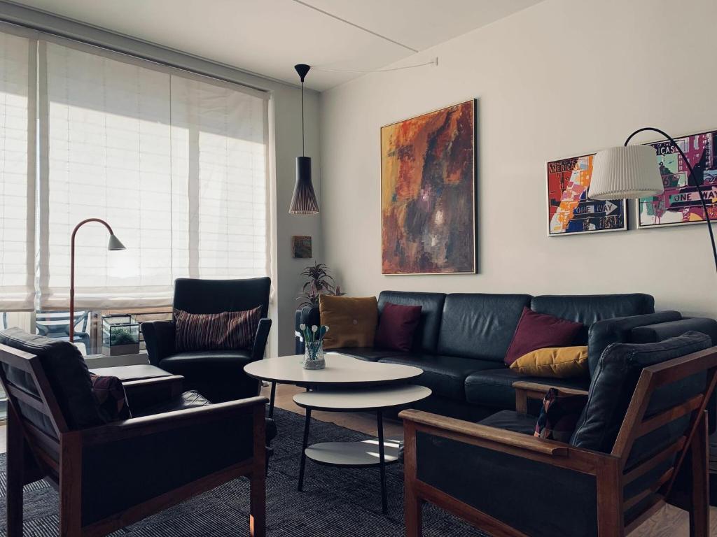 un soggiorno con divano, tavolo e sedie di ApartmentInCopenhagen Apartment 93 a Copenaghen