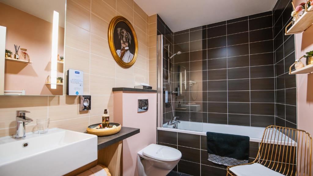 Koupelna v ubytování Kyriad Prestige Vannes Centre-Palais des Arts