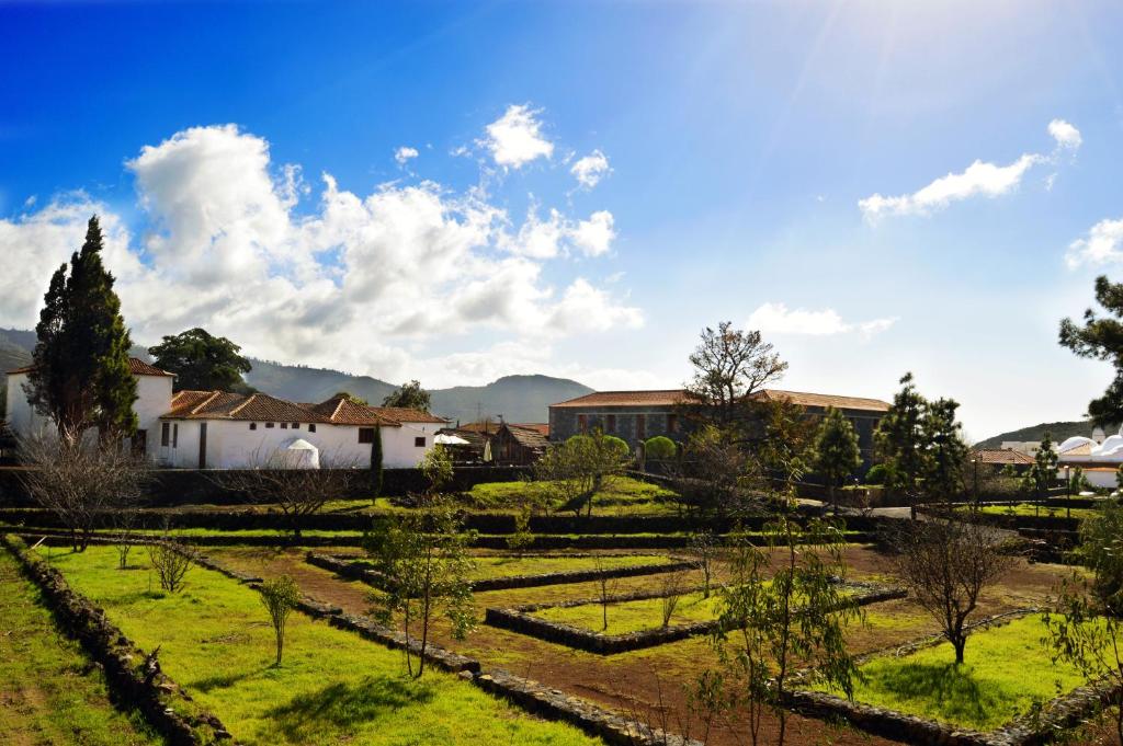 Blick auf einen Bauernhof mit Bäumen und Gebäuden in der Unterkunft La Casona del Patio in Santiago del Teide