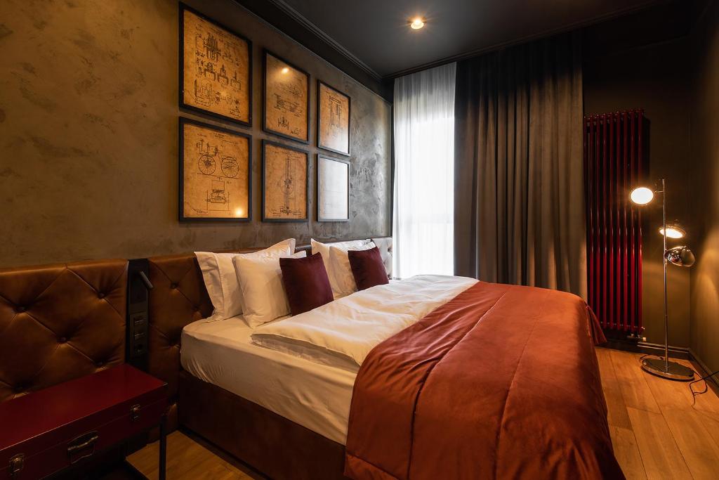 Llit o llits en una habitació de Potocki Boutique Hotel