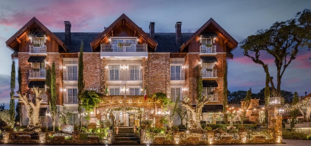 une image d'une grande maison éclairée dans l'établissement Hotel Valle Dincanto, à Gramado