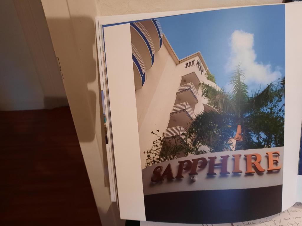 un'immagine di un condominio su un muro di Appartement 1 chambre Sapphire Beach a Cupecoy