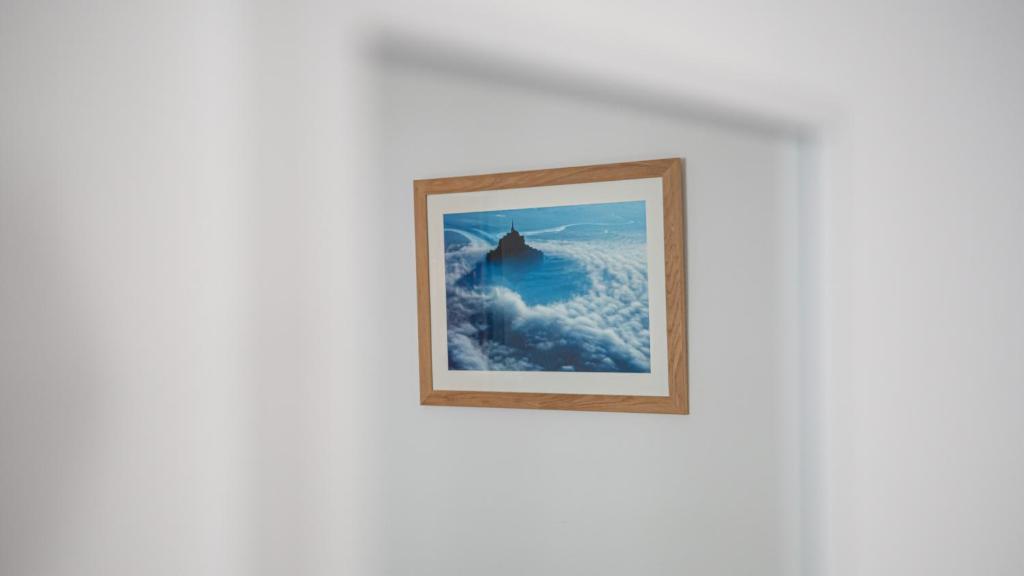 un cadre photo suspendu sur un mur avec de la neige dans l'établissement Ô Palais de justice - 4 personnes, au Havre