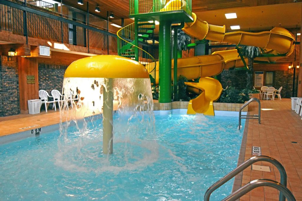 una piscina con un tobogán de agua en un edificio en Canad Inns Destination Centre Portage la Prairie, en Portage La Prairie