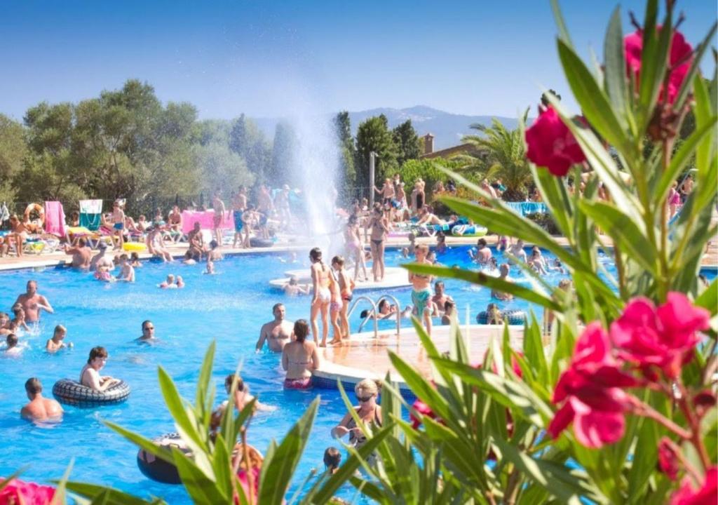 un gran grupo de personas en una piscina en Castell Montgri - Mobile Homes by Lifestyle Holidays en L'Estartit
