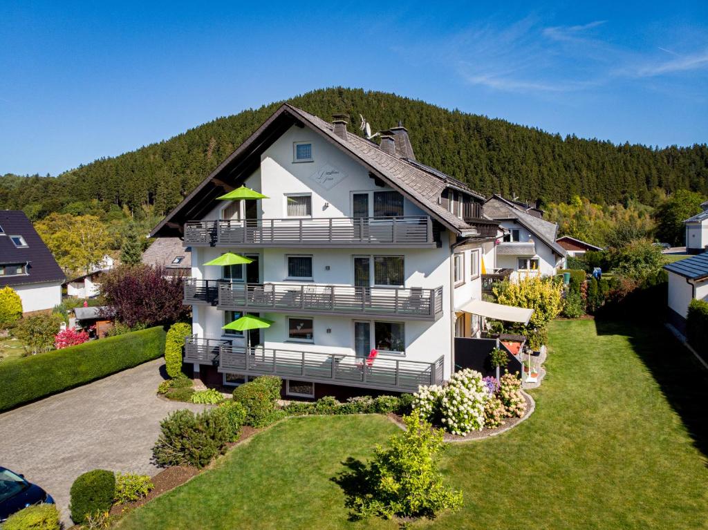 eine Luftansicht eines Hauses mit Hof in der Unterkunft Landhaus Frese in Willingen