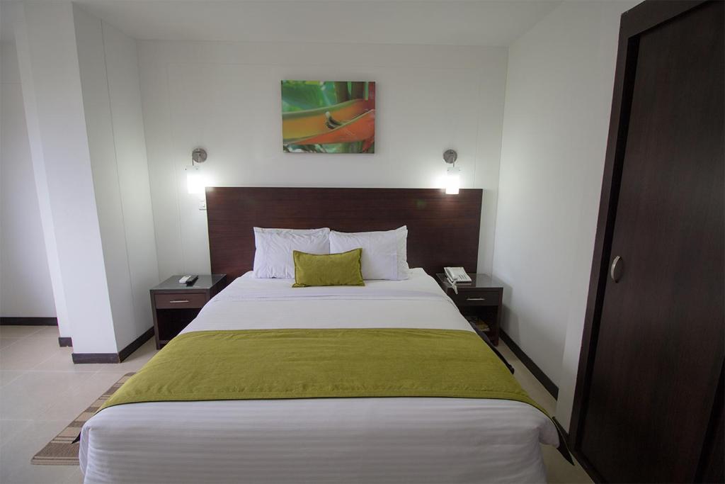 Postel nebo postele na pokoji v ubytování Hotel Pinares Plaza
