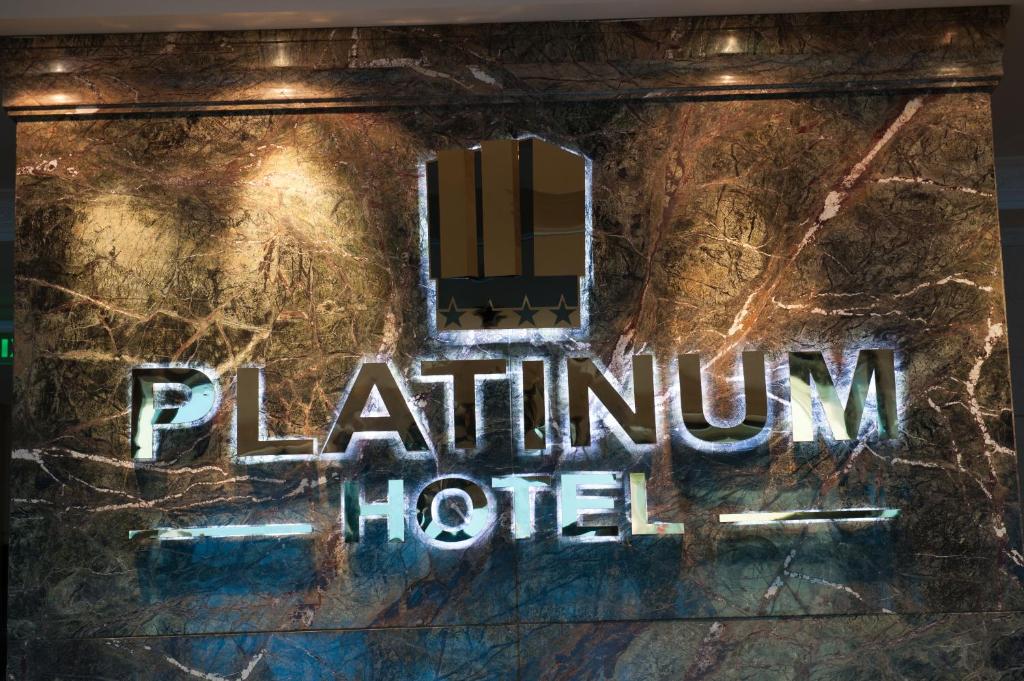 uma parede com uma placa que lê o Hotel Plantulum em Platinum Hotel Ulaanbaatar em Ulan Bator