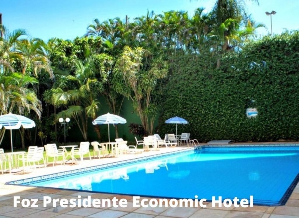 Πισίνα στο ή κοντά στο Foz Presidente Economic Hotel