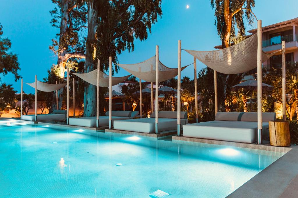 Bazén v ubytování MAKO Sea & Suites nebo v jeho okolí