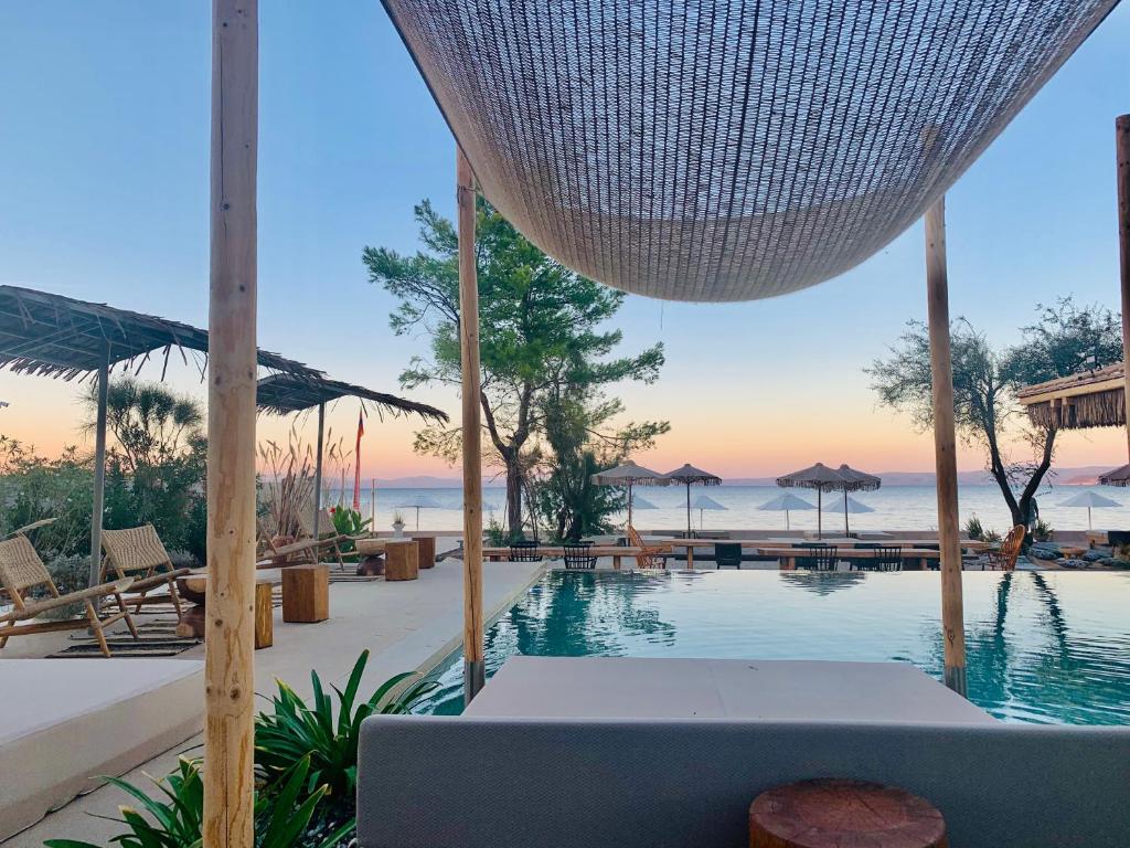 Bazén v ubytování MAKO Sea & Suites nebo v jeho okolí