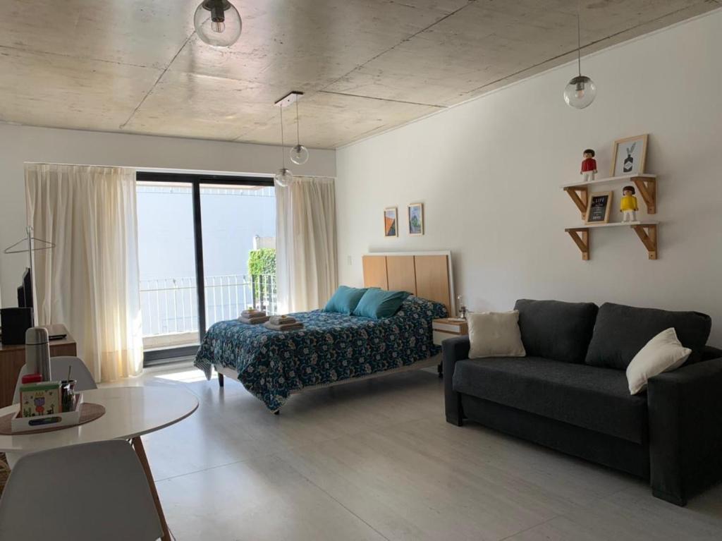 Nuevo Loft en Palermo Hollywood في بوينس آيرس: غرفة معيشة مع أريكة وطاولة