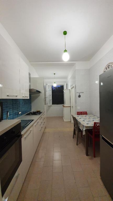 A kitchen or kitchenette at La casa dei venti