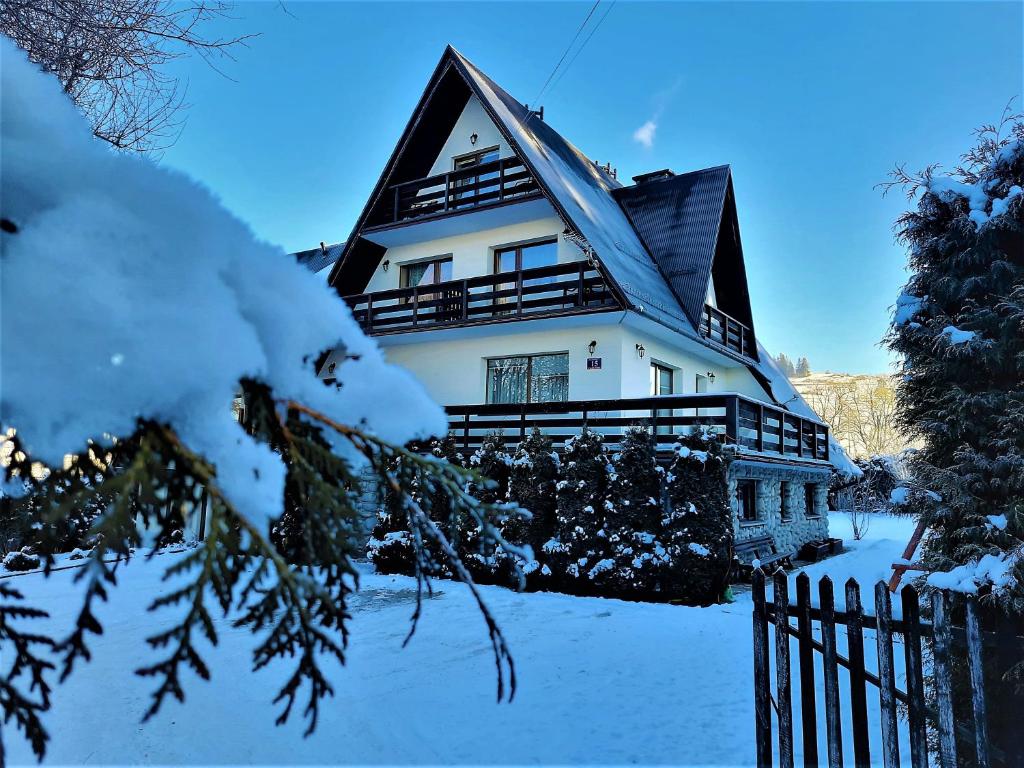 ツァルナ・グラにあるPokoje u Teresyの雪に覆われた家