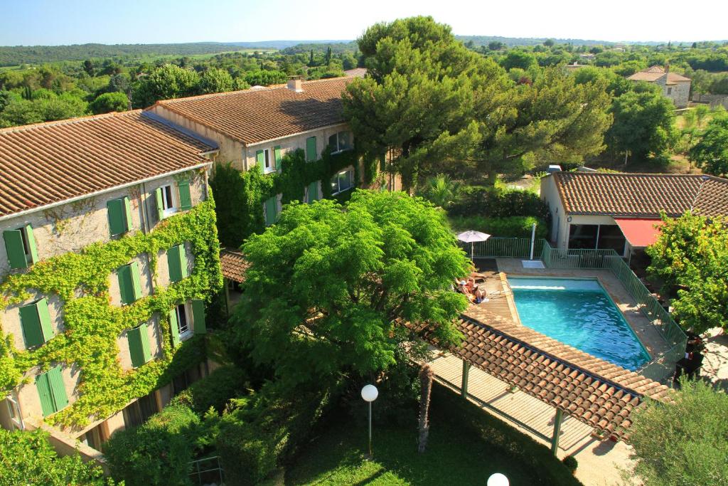 Bazén v ubytování Logis Hotel Restaurant Uzès Pont du Gard nebo v jeho okolí