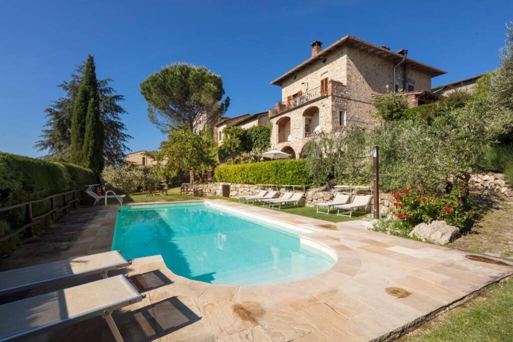 een zwembad voor een huis bij CASA GIOVANNA in Castel San Gimignano