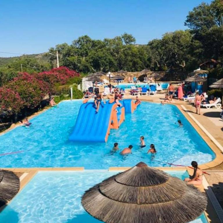 Bazén v ubytování Vacances en Chalet ou Mobil-home chez Camp'in Pirellu nebo v jeho okolí