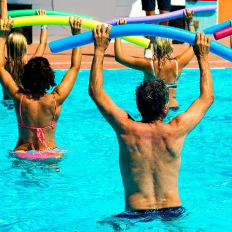 Bazén v ubytování Vacances en Chalet ou Mobil-home chez Camp'in Pirellu nebo v jeho okolí
