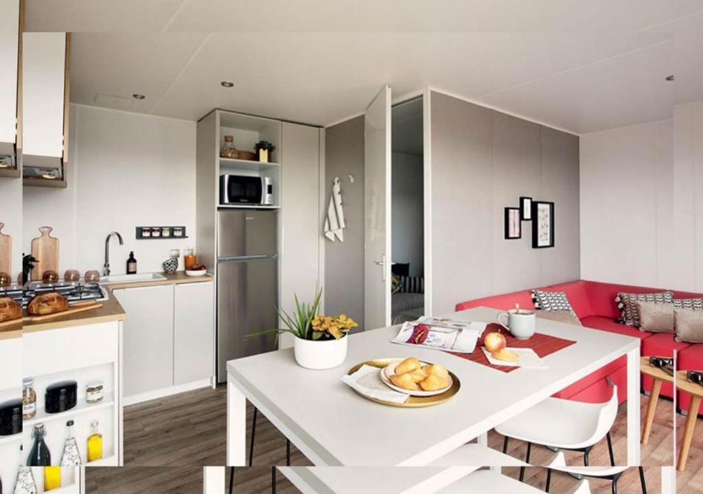 Kuchyň nebo kuchyňský kout v ubytování Vacances en Chalet ou Mobil-home chez Camp'in Pirellu