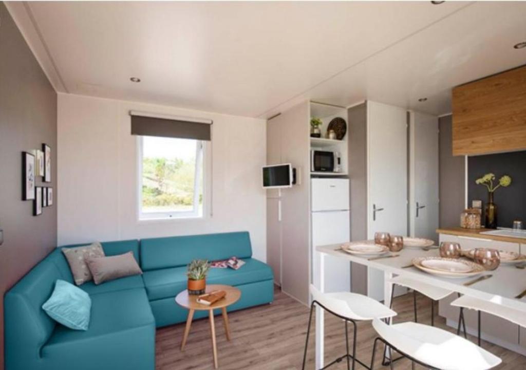 Posezení v ubytování Vacances en Chalet ou Mobil-home chez Camp'in Pirellu