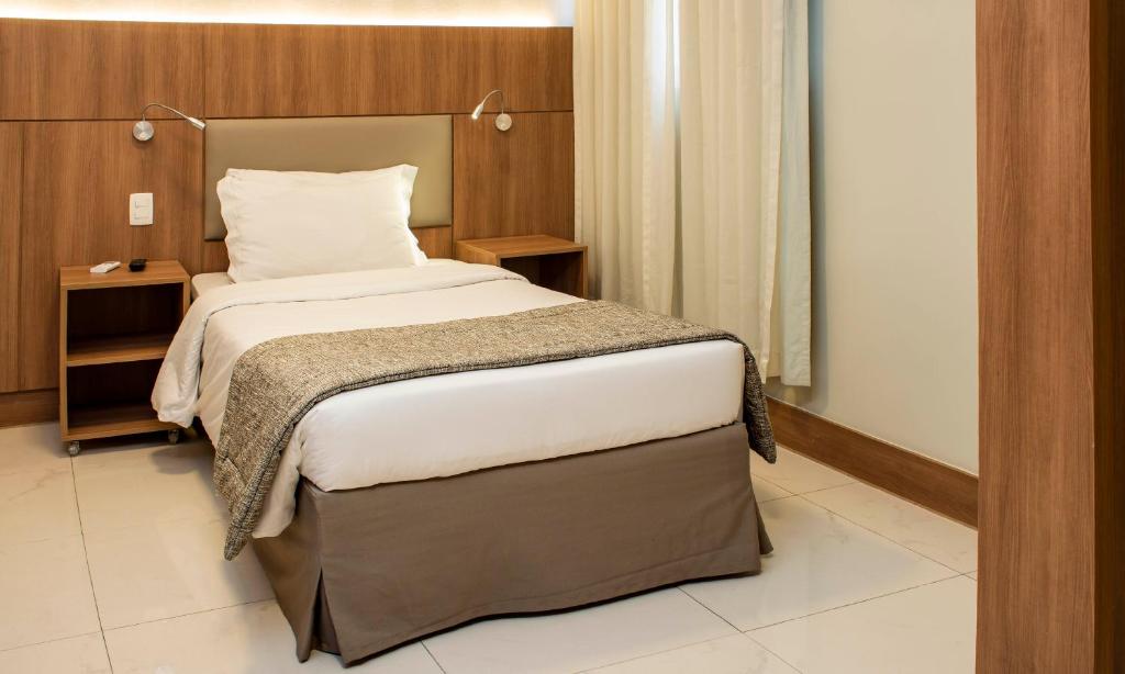 Una cama o camas en una habitación de Hotel Astoria Copacabana