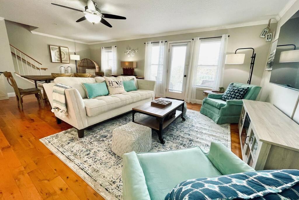 sala de estar con sofá y mesa en Luxurious Ocean View Getaway!! Entire Home!, en Jacksonville Beach