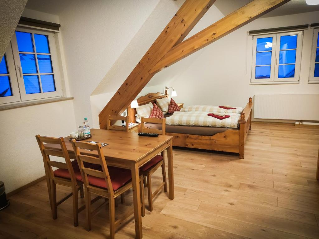 ein Esszimmer mit einem Tisch und einem Bett in der Unterkunft Hotel Landgasthof Sonne in Mahlberg