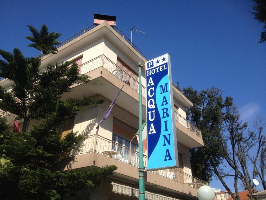 niebiesko-biały znak przed budynkiem w obiekcie Hotel Acqua Marina w mieście Albissola Marina