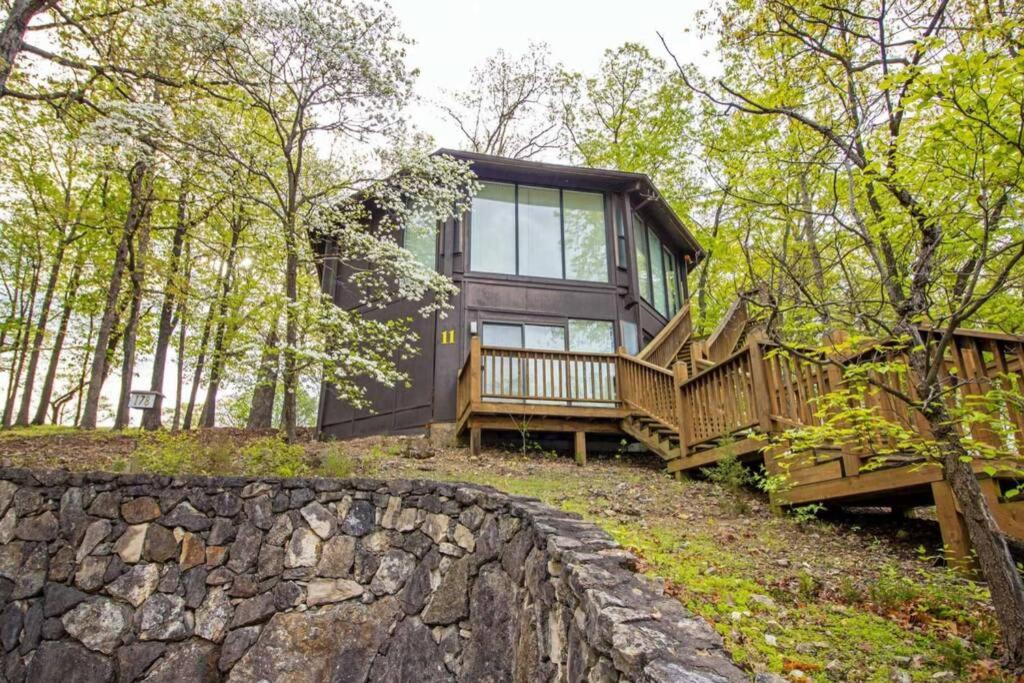 een huis op een heuvel met een stenen muur bij Unit 11-Treetop 2 Bedroom Villa in Four Seasons