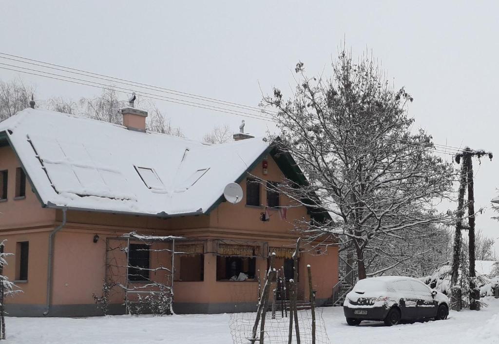 Vendégház a Csabay Kúriához v zime