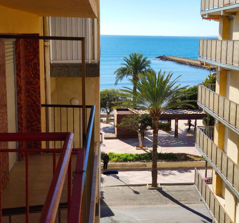 een balkon met uitzicht op de oceaan bij Sunny apartment near the beach in Santa Pola