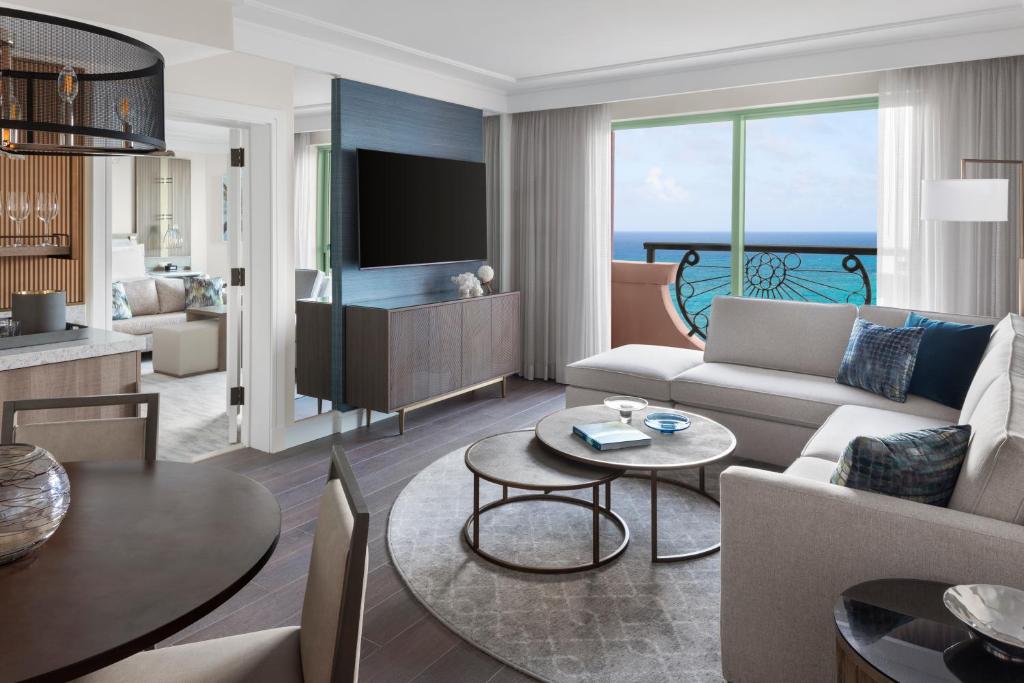 Una sala de estar con un sofá y un televisor. en The Royal at Atlantis, en Nassau