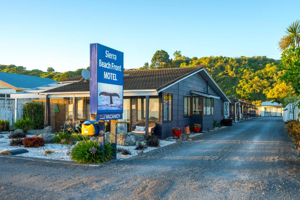 un panneau de rue devant un motel dans l'établissement Sierra Beachfront Motel, à Kaikoura