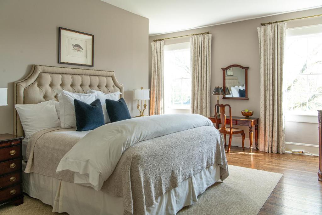 The Greystone Inn - King Room With Lake View