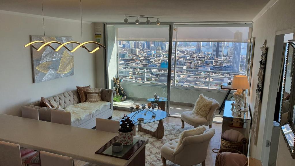uma sala de estar com vista para a cidade em Apartamento Diario Centro em Iquique