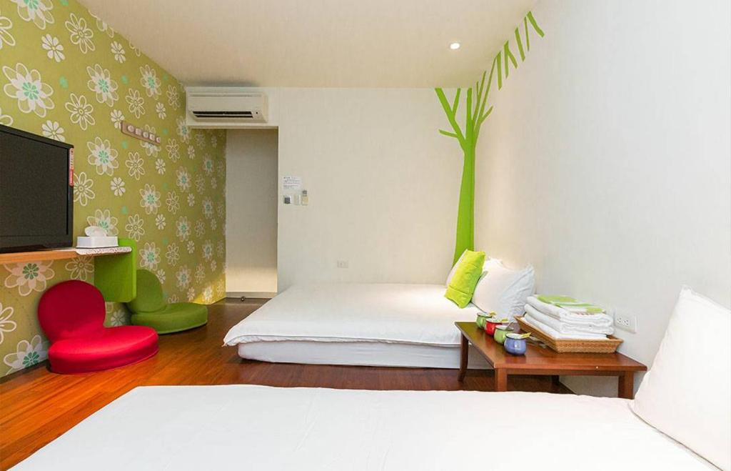 蘇澳鎮的住宿－麗宿金鑽，一间卧室配有一张床和一台电视。