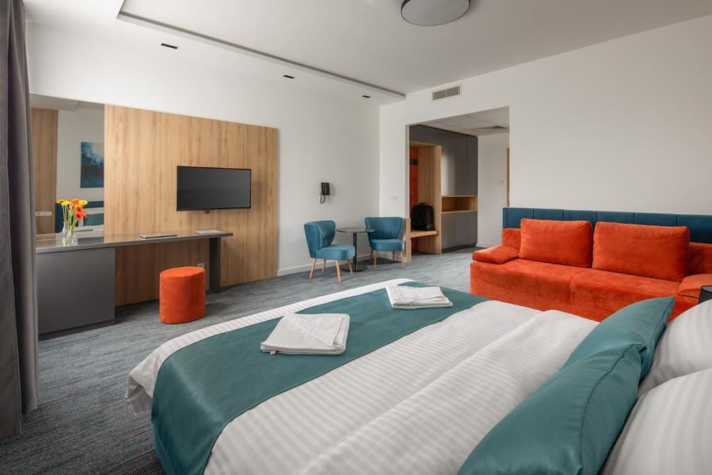 Televízia a/alebo spoločenská miestnosť v ubytovaní Sziget Hotel