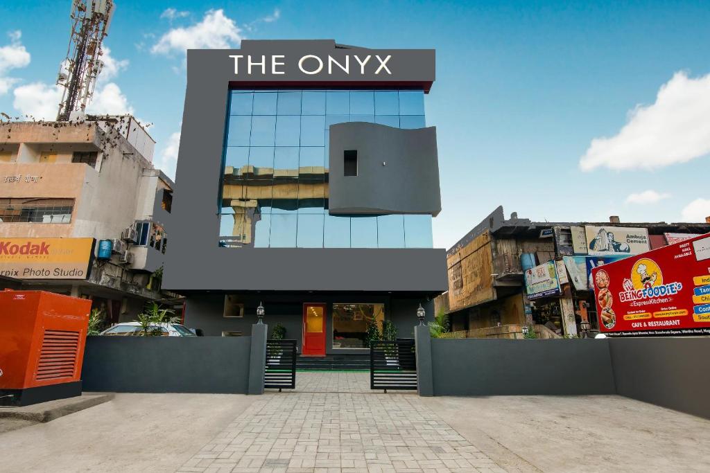 een gebouw met een bord dat de onyx leest bij Hotel The Onyx in Nagpur
