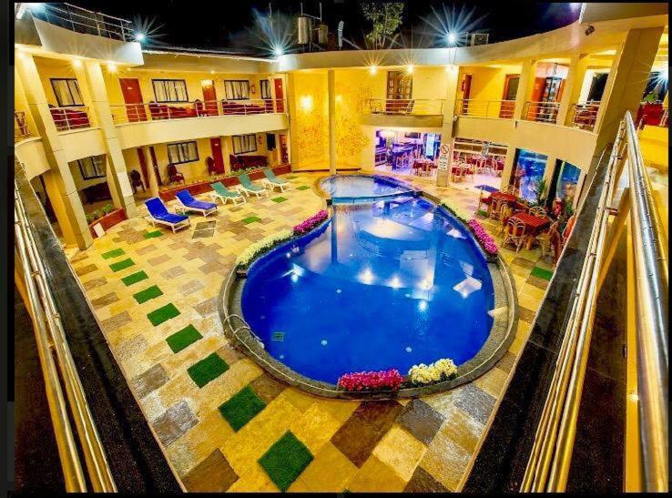 Bazén v ubytování The Center Court Resort & Spa nebo v jeho okolí