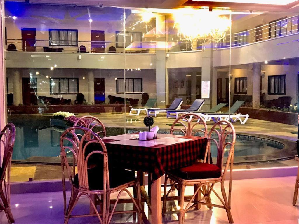 Bazén v ubytování The Center Court Resort & Spa nebo v jeho okolí