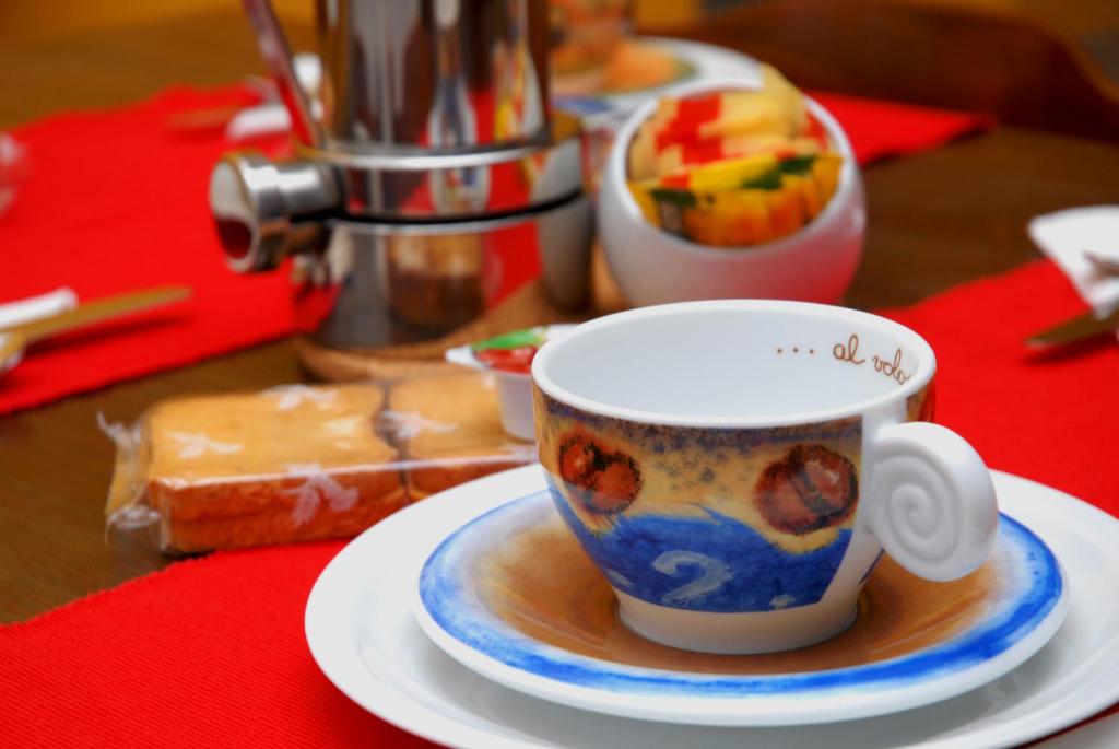 una taza de café sentada en un plato sobre una mesa en A Caso, en Avellino