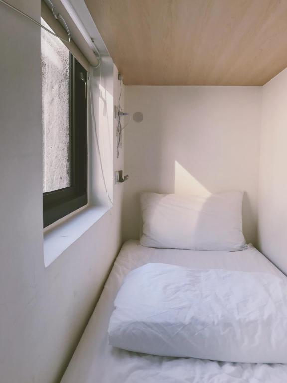 Postel nebo postele na pokoji v ubytování PlainStay Hostel
