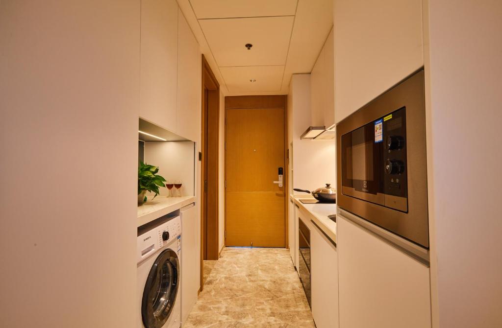 Kuchyň nebo kuchyňský kout v ubytování Kezan Condo Hotel