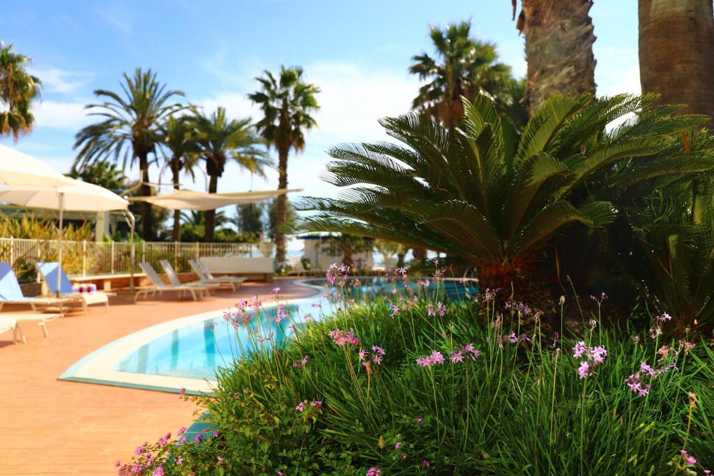 Bazén v ubytování Smeraldo Suites & Spa nebo v jeho okolí