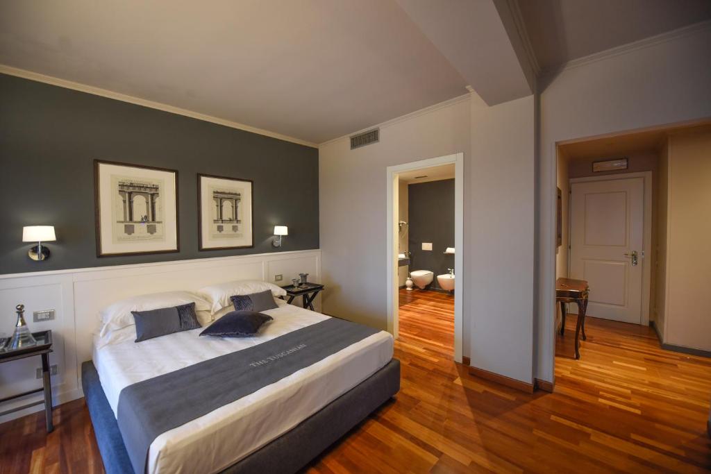 Postel nebo postele na pokoji v ubytování The Tuscanian Hotel