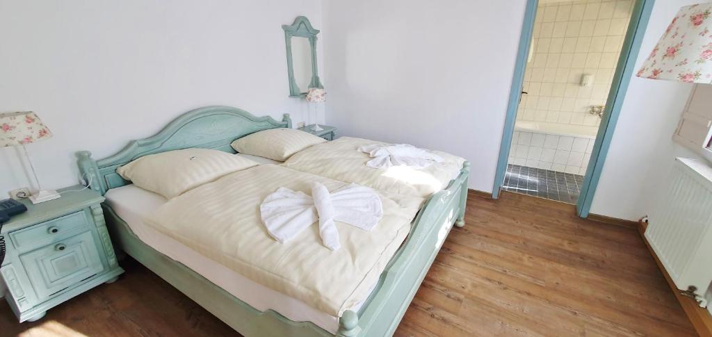 Postel nebo postele na pokoji v ubytování Hotel Zittauer Hütte