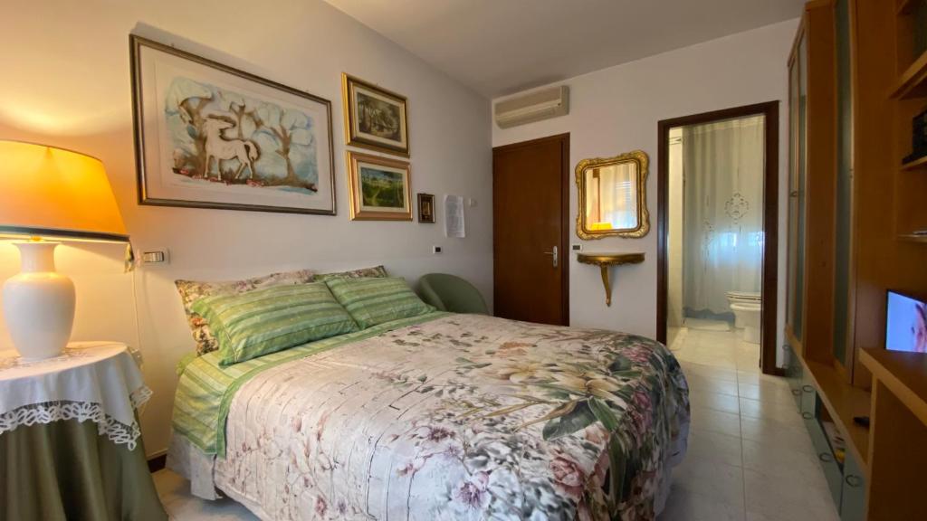A bed or beds in a room at GARDEN OF VENICE
